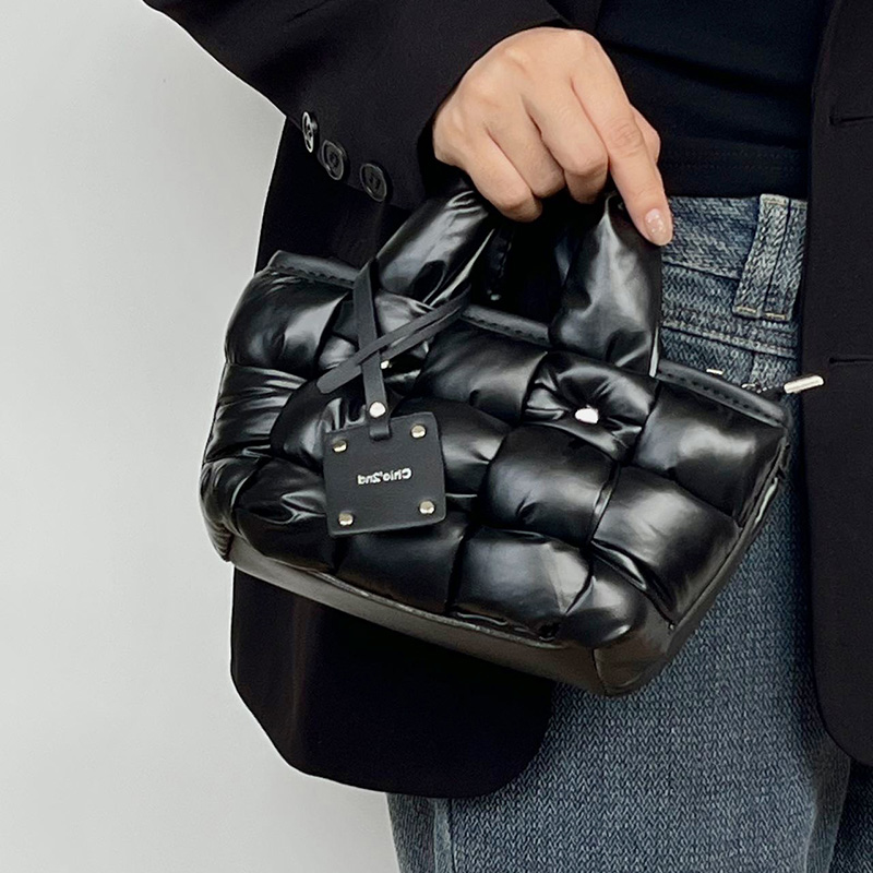 Черные пуховые сумки-тоут, мод – обзор и цена Women Bags In Trend